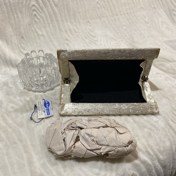 Vintage silk clutch 🤍 - Picture 6 of 12